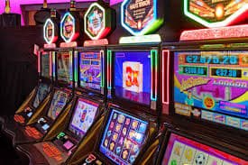 Tampilan layar aplikasi pintutogel dengan dashboard akun dan pilihan meja dealer langsung